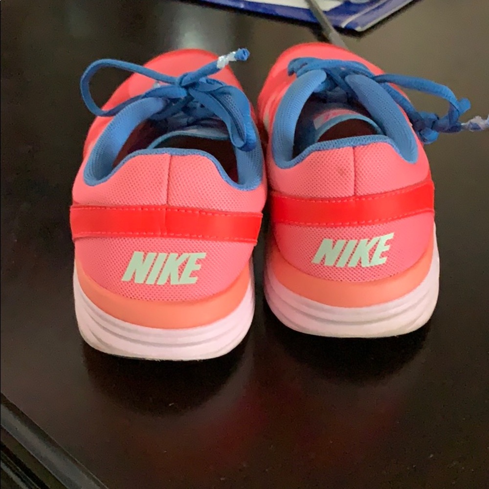 Nike running size 7 sneaker - Picture 2 of 4